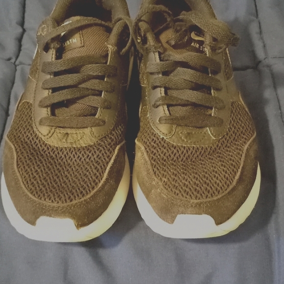 Shoes - Picture 3 of 4